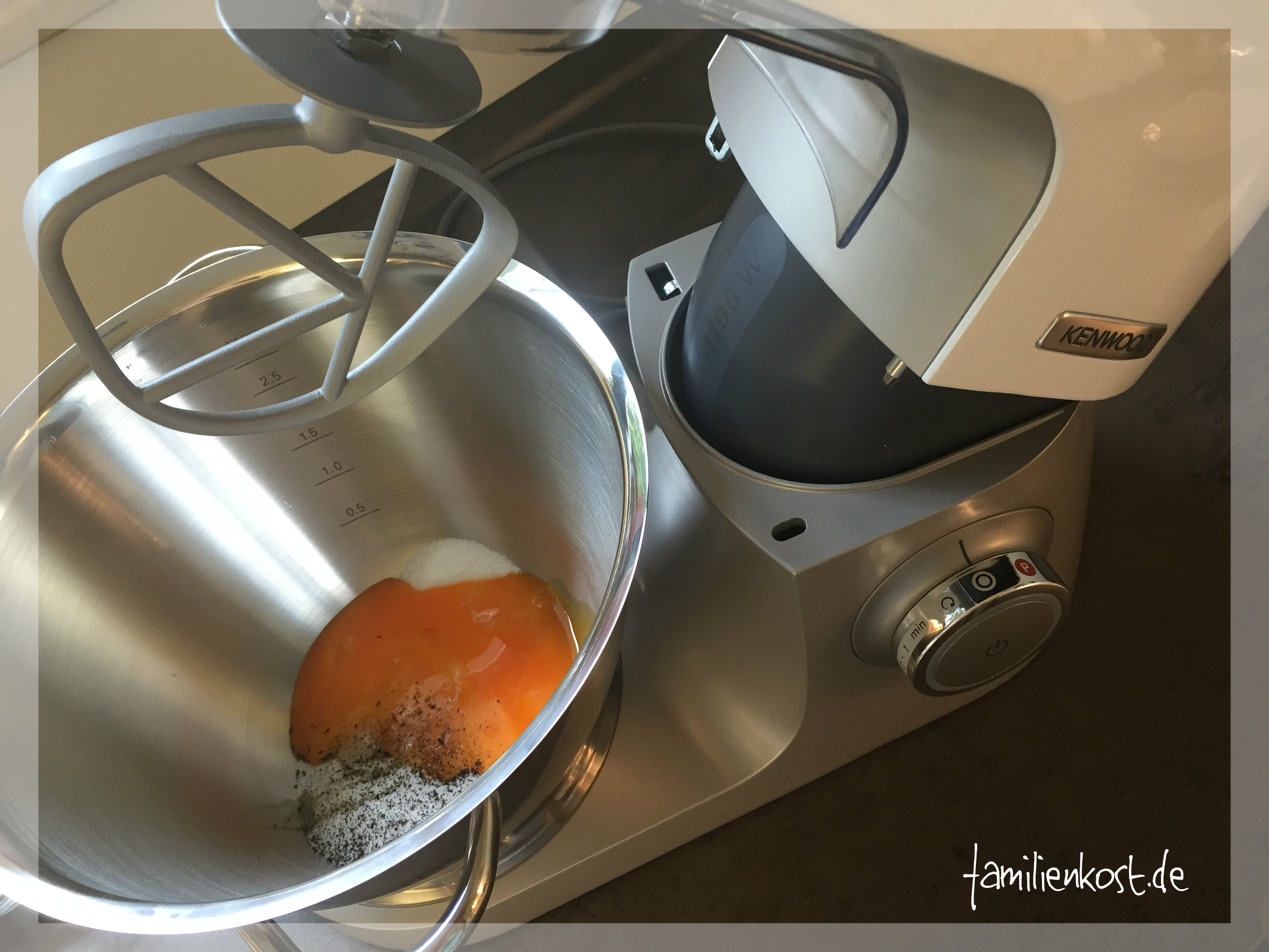 Teig mit der Kenwood Küchenmaschine zum Backen schaumig schlagen