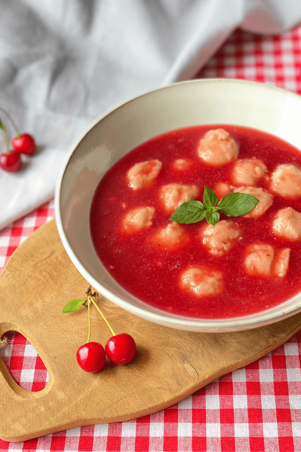 Kirschsuppe mit Grießklößchen Kirschsuppe mit Grießklößchen
