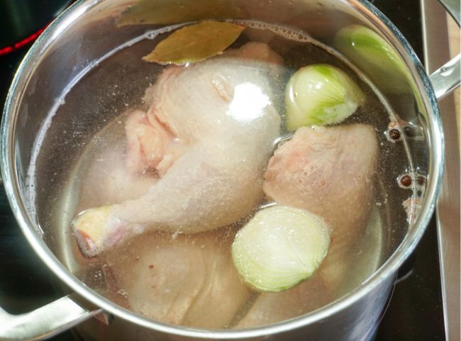 Klassische Hühnersuppe Brühe kochen