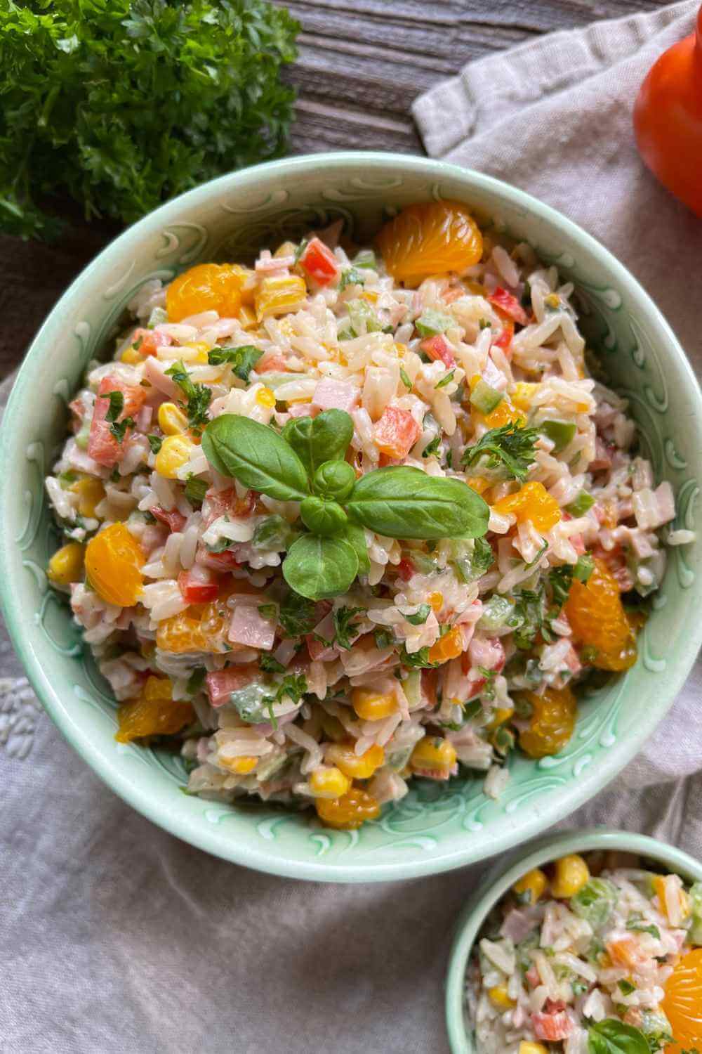 Klassischer Reissalat Reissalat in Schüssel angerichtet