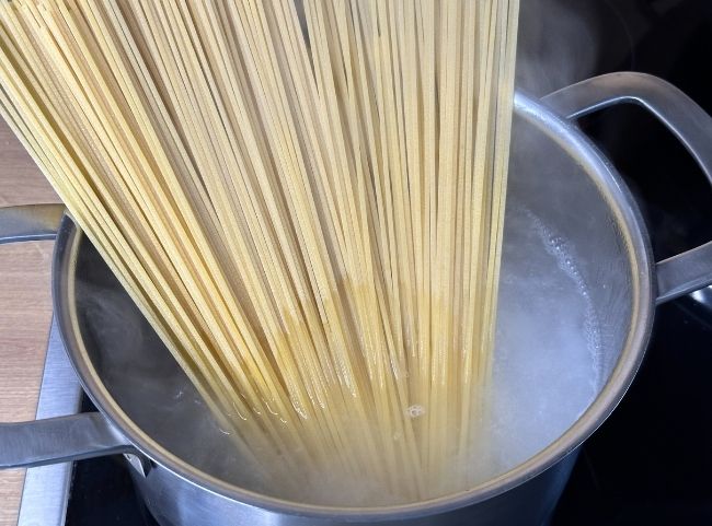 Knoblauchspaghetti - Nudeln kochen
