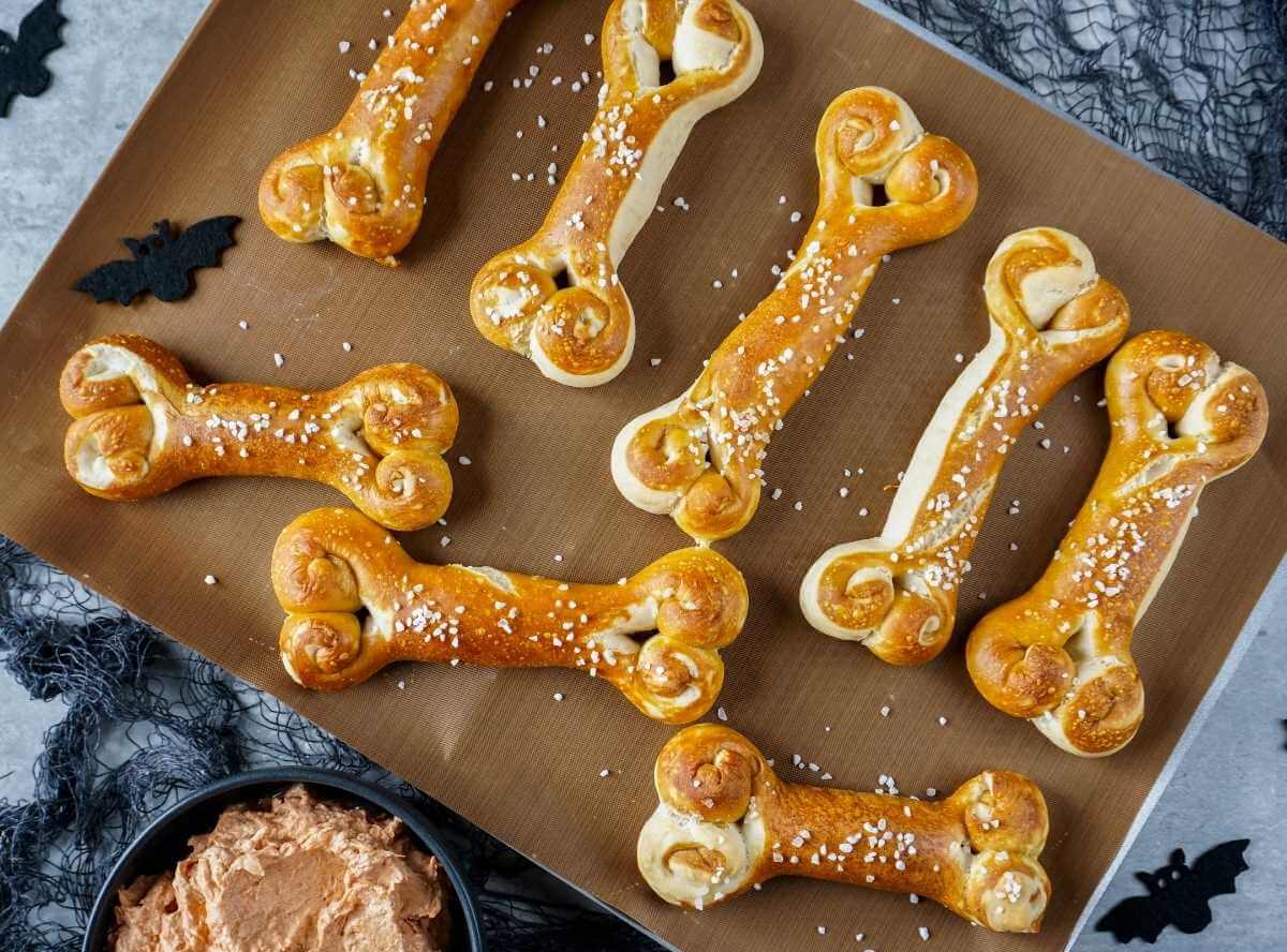 Knochen aus Laugenteig backen – witziges Halloween-Rezept