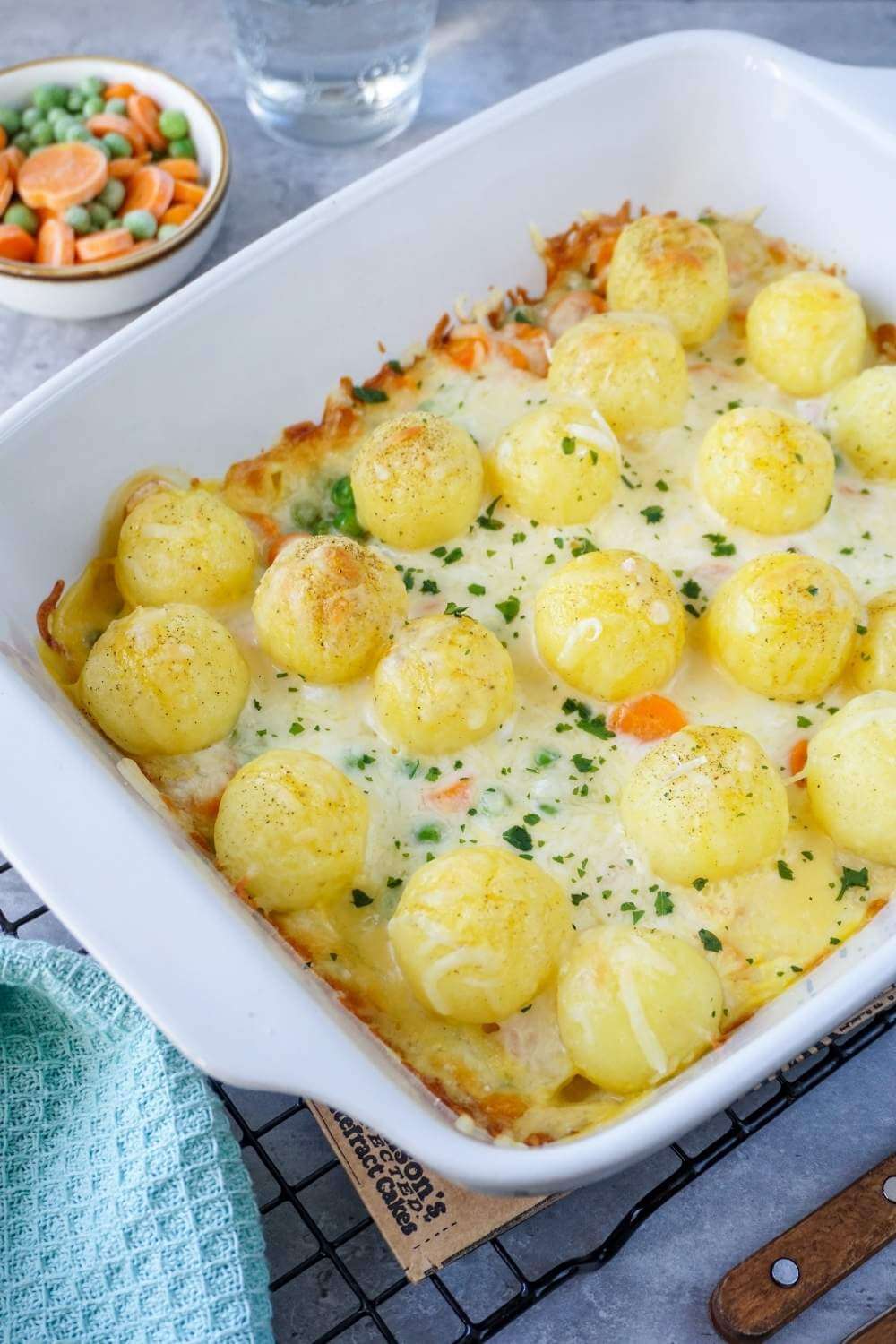 Knödelauflauf mit Gemüse und Sauce Hollandaise Knödelauflauf mit Gemüse und Sauce Hollandaise