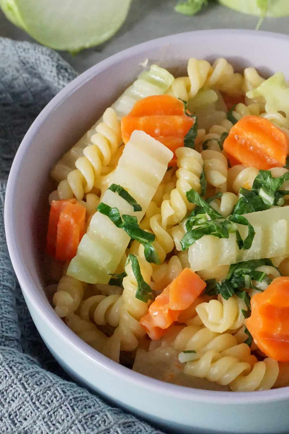 One Pot Pasta mit Möhre, Kohlrabi & Frischkäse