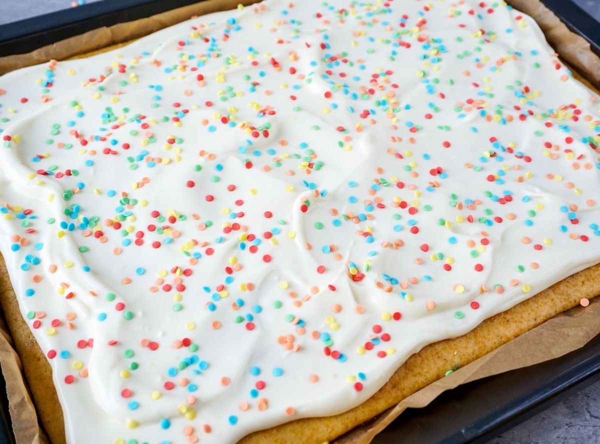 Konfetti-Kuchen mit Frosting