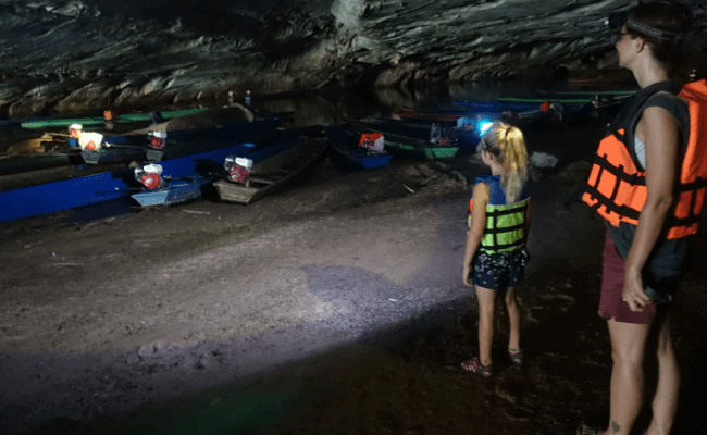 Boot fahren in Konglor Höhle in Laos