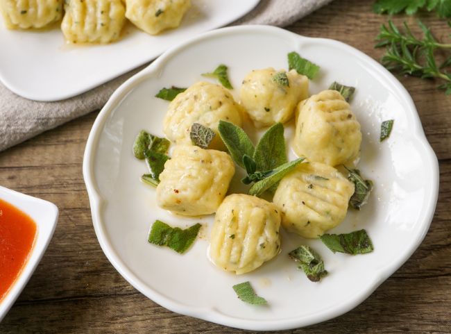 Kräuter-Gnocchi mit Salbeibutter