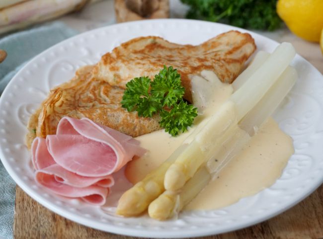 Kräuterpfannkuchen mit Spargel Kräuterpfannkuchen mit Spargel