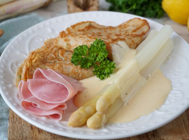 Kräuterpfannkuchen mit Spargel