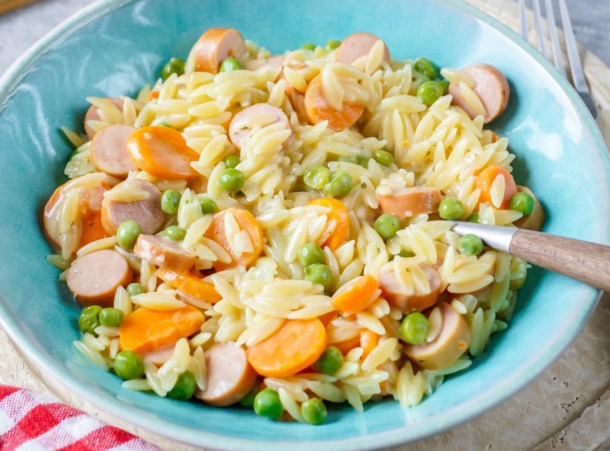 Kritharaki-Pfanne mit Würstchen in nur 20 Minuten