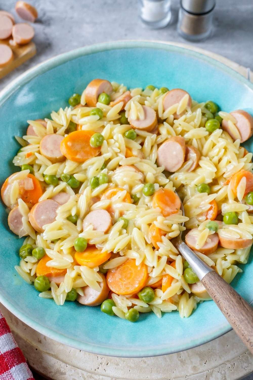 Kritharaki-Pfanne mit Würstchen in nur 20 Minuten Kritharaki-Pfanne mit Würstchen in nur 20 Minuten