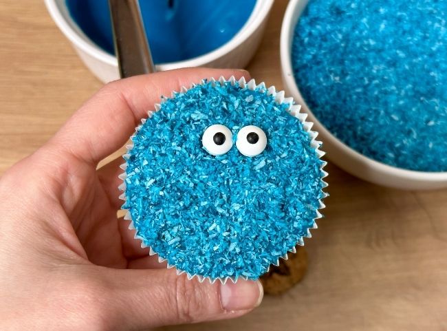 Krümelmonster Muffins - Zuckeraugen befestigen