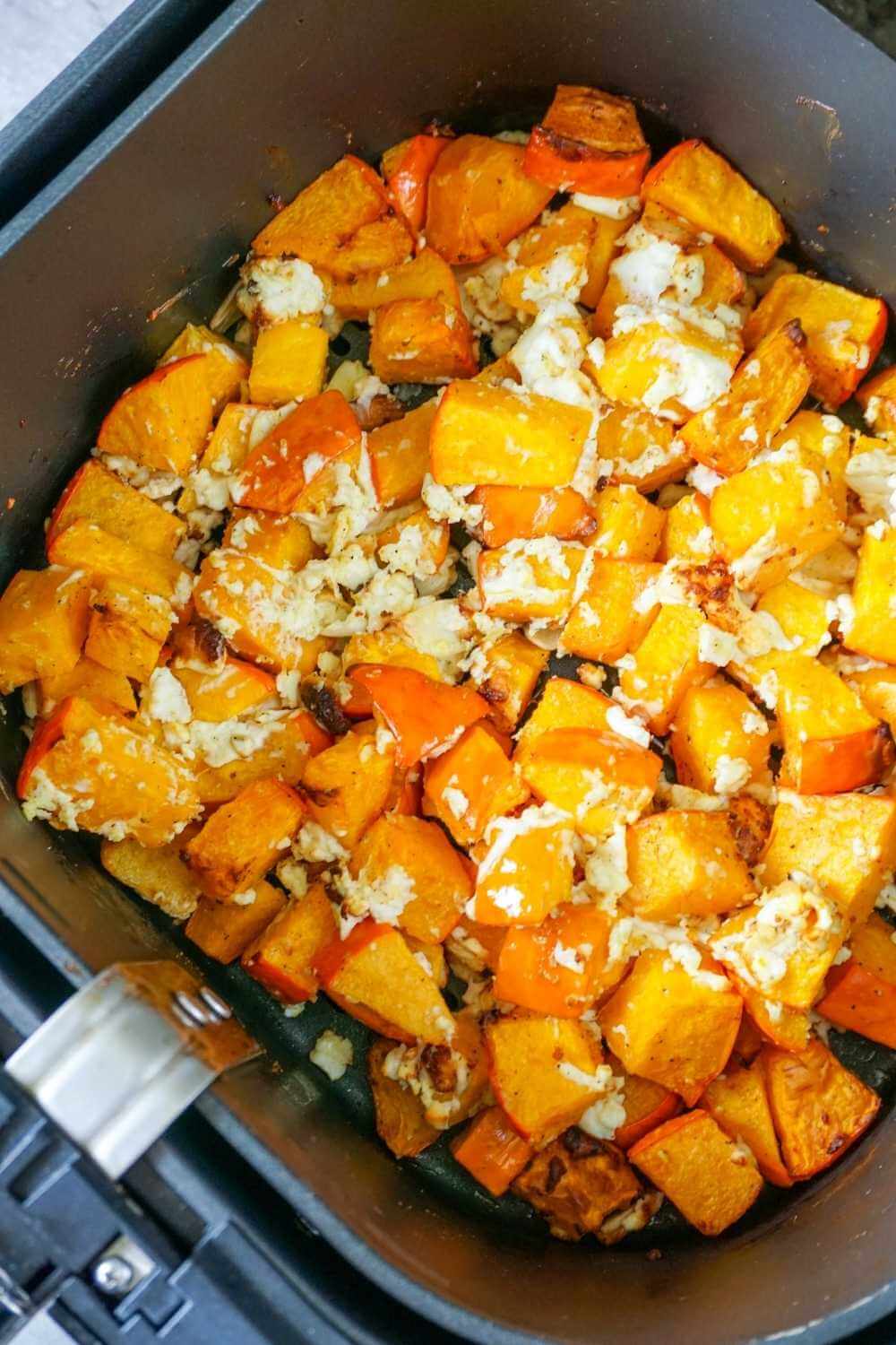 Kürbis mit Feta aus der Heißluftfritteuse: so einfach, so gut
