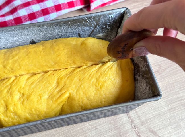 Kürbisbrot einschneiden