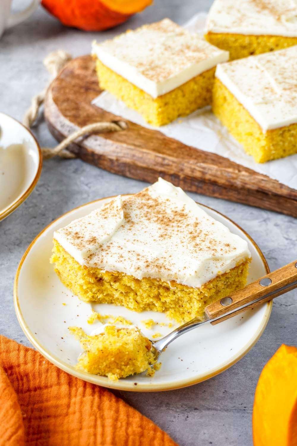Kürbiskuchen vom Blech mit Frischkäse-Frosting: So saftig schmeckt der Herbst! Kürbiskuchen vom Blech mit Frischkäse-Frosting: So saftig schmeckt der Herbst!