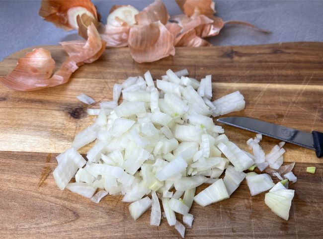 Kürbislasagne Zwiebel schneiden