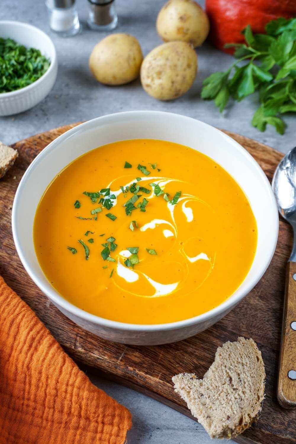 Kürbissuppe mit Kartoffeln – einfach & lecker