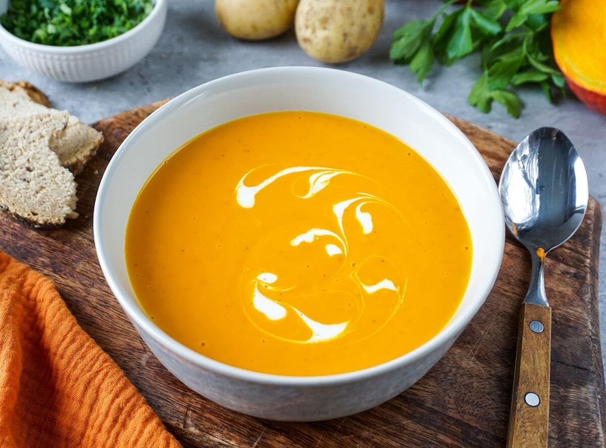 Kürbissuppe mit Kartoffeln – einfach & lecker