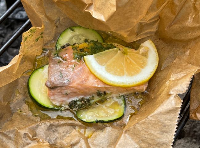 Lachs in Backpapier grillen