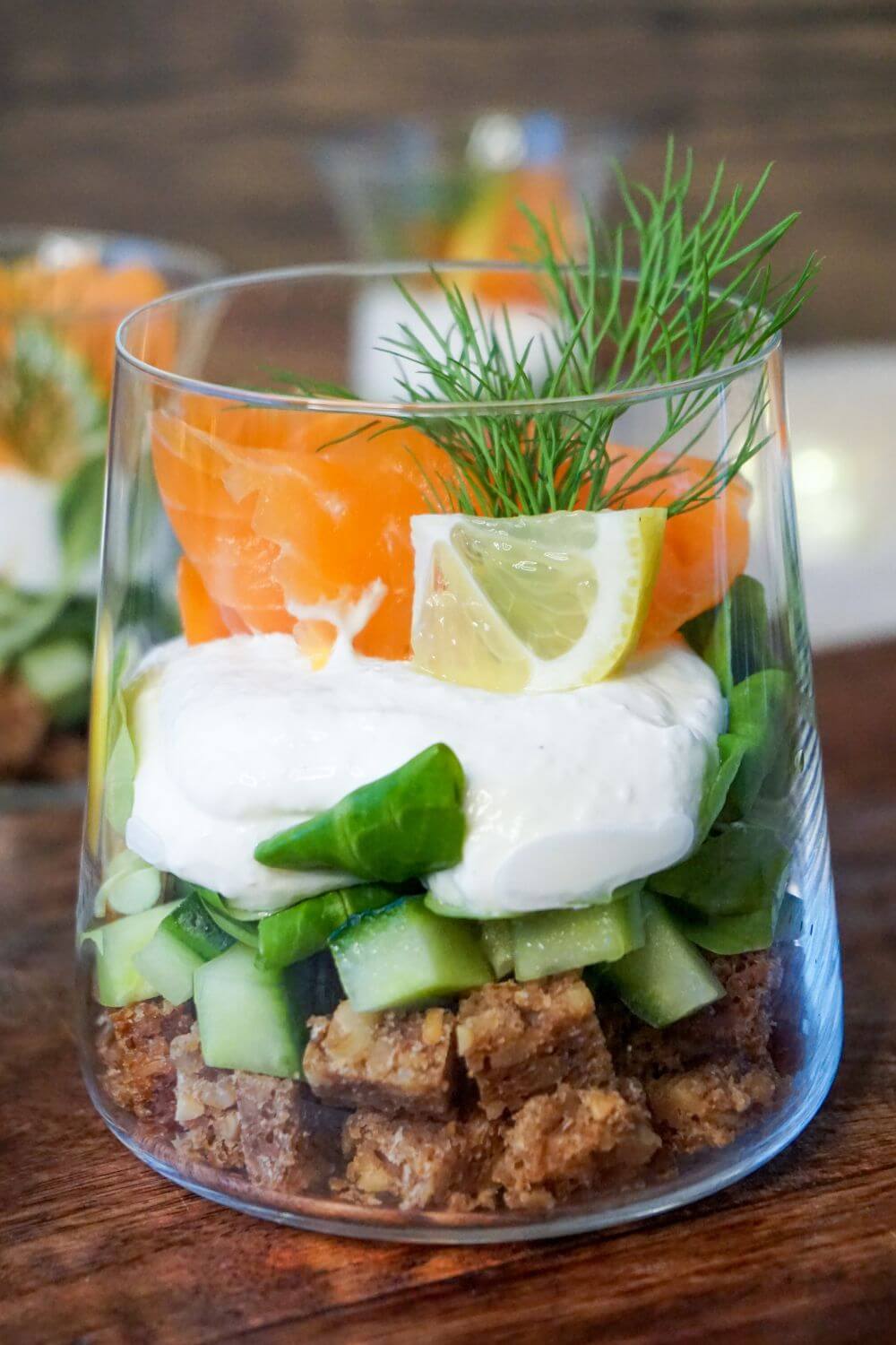 Räucherlachs-Brot-Salat im Glas als Vorspeise