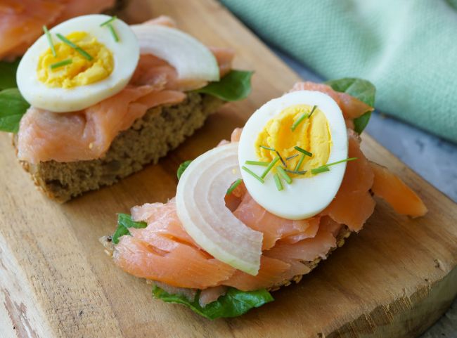 Lachsschnittchen mit Ei und Zwiebel