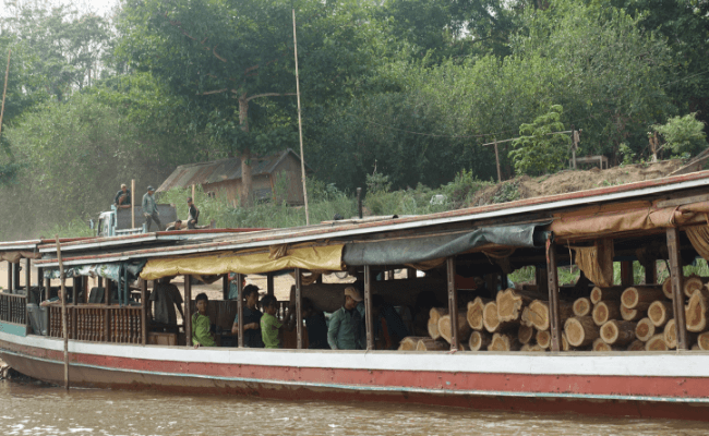 Langboot am Mekong Ufer Langboot am Mekong Ufer