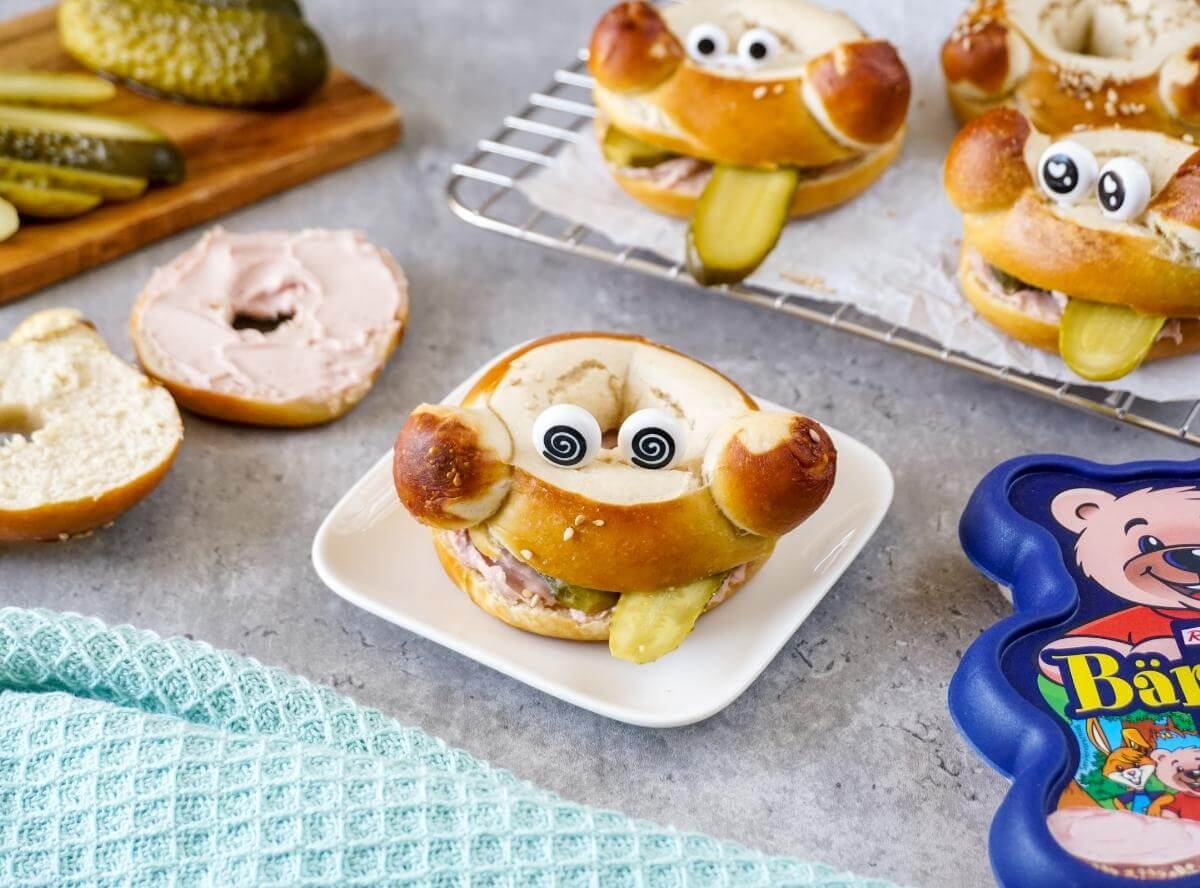 Laugen-Bagel mit Bärchen-Streich für die Brotdose
