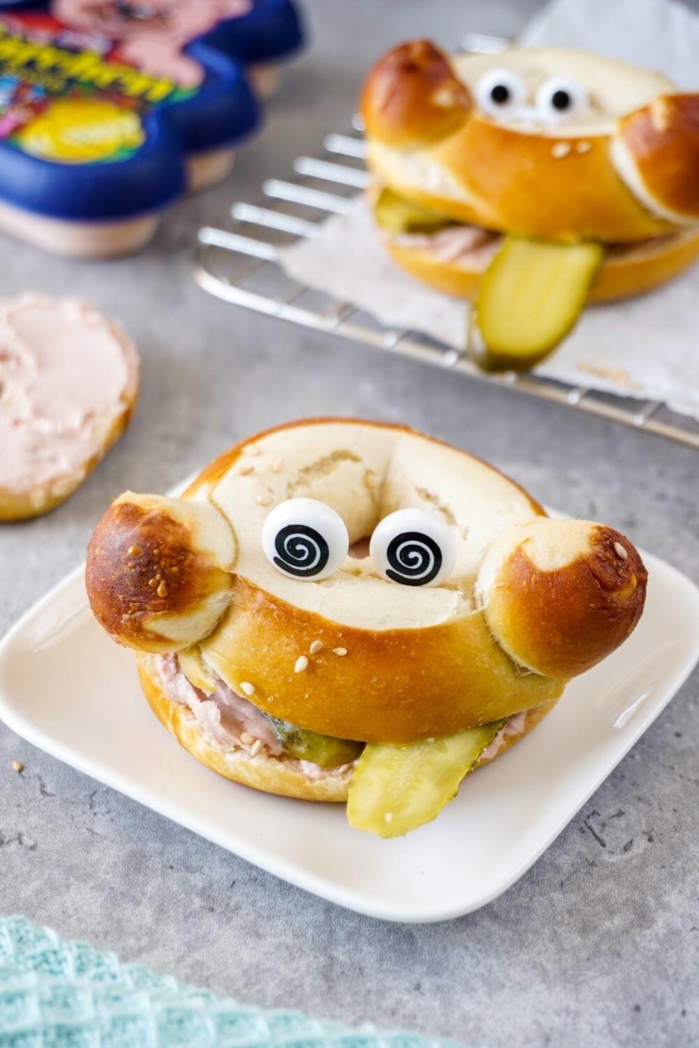 Laugen-Bagel mit Bärchen-Streich für die Brotdose
