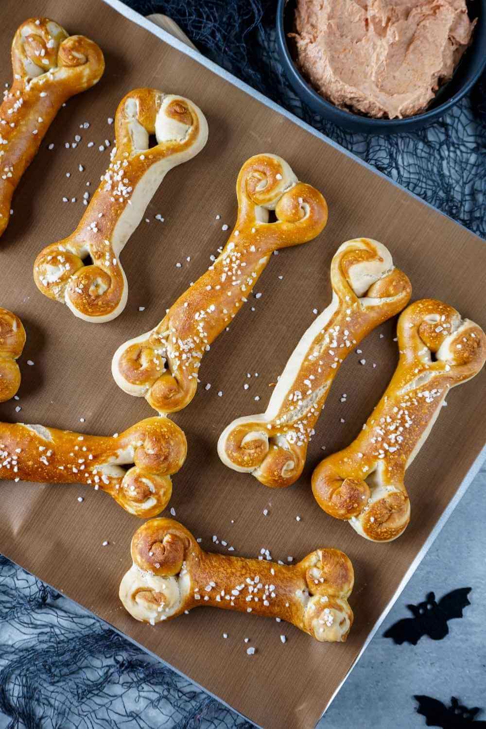 Knochen aus Laugenteig backen – witziges Halloween-Rezept Knochen aus Laugenteig backen – witziges Halloween-Rezept
