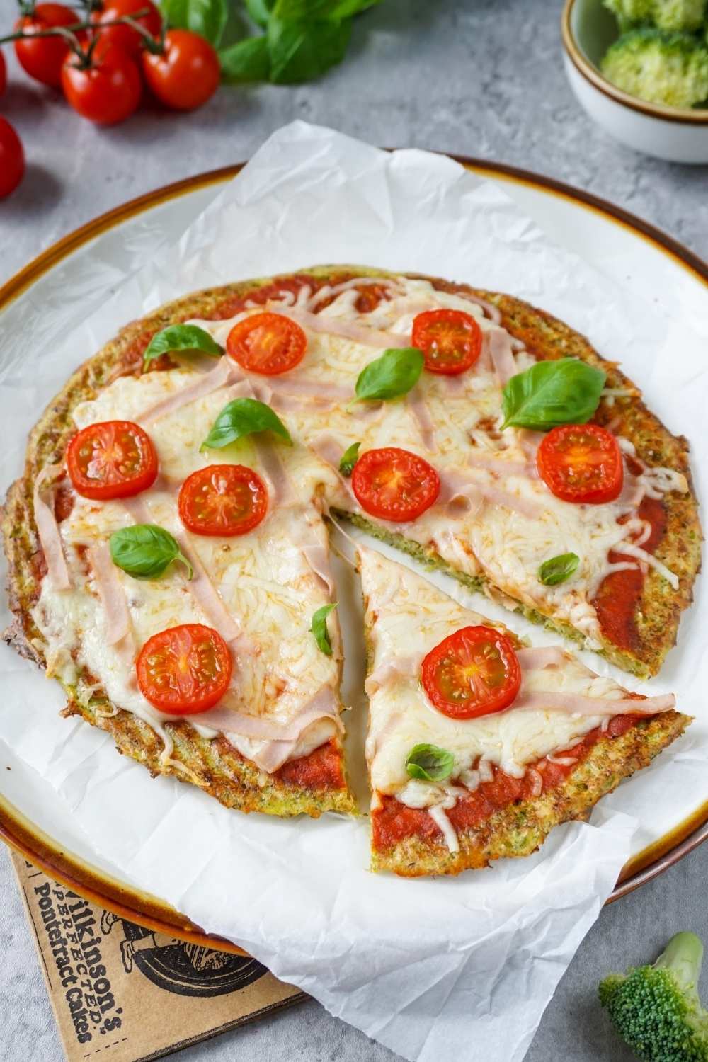 Low Carb Pizza mit Brokkoli-Boden Low Carb Pizza mit Brokkoli-Boden