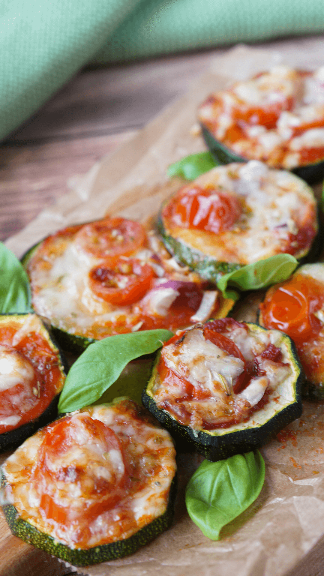 Zucchini Pizza - überbackene Zucchinischeiben Zucchini Pizza - überbackene Zucchinischeiben