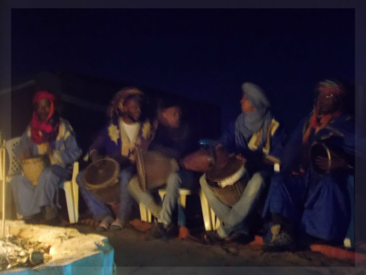 Reise mit Kamel und Kind durch die Sahara Reise mit Kamel und Kind durch die Sahara
