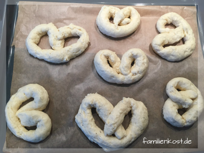Martinsbrezel aus Quark Öl Teig Martinsbrezel aus Quark Öl Teig