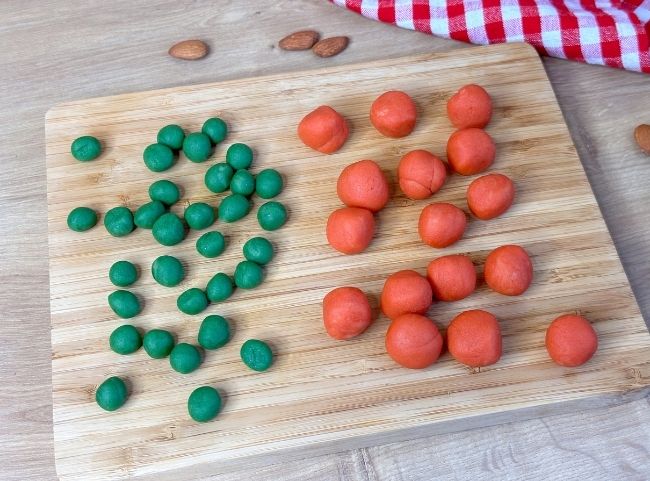 Marzipan Kugeln rollen