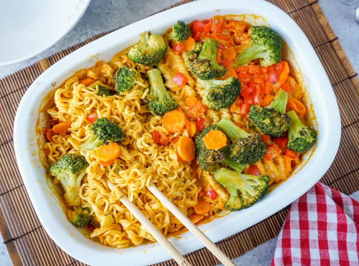 Mie-Nudeln aus dem Ofen: Das cremige Rezept mit Gemüse