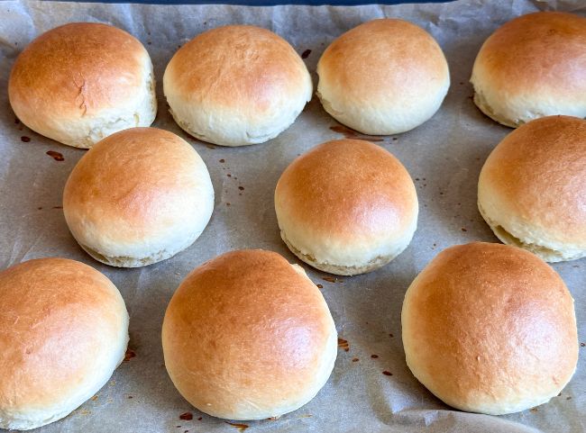 Milchbrötchen backen