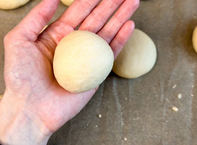 Milchbrötchen - runde Brötchen formen