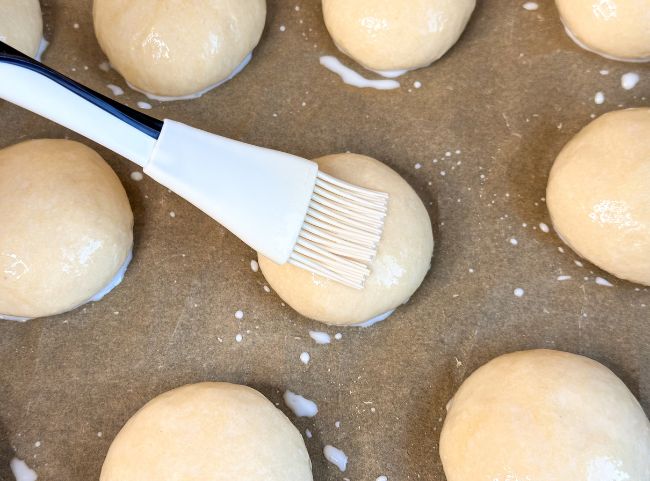 Milchbrötchen mit Eiweiß bestreichen