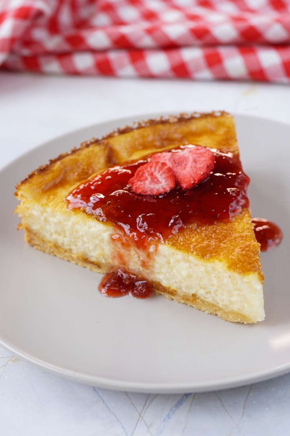 Milchreiskuchen ein Stück Milchreiskuchen mit Erdbeersoße