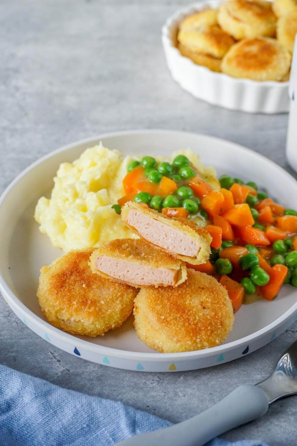 Bärchens Mini-Jägerschnitzel mit Kartoffelbrei und Erbsen-Möhren-Gemüse Bärchens Mini-Jägerschnitzel mit Kartoffelbrei und Erbsen-Möhren-Gemüse