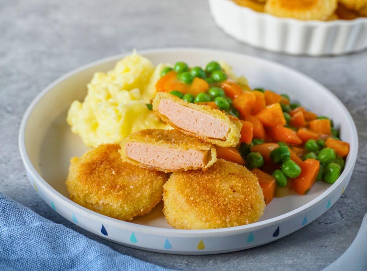 Mini-Jägerschnitzel mit Kartoffelbrei und Mischgemüse Mini-Jägerschnitzel mit Kartoffelbrei und Mischgemüse
