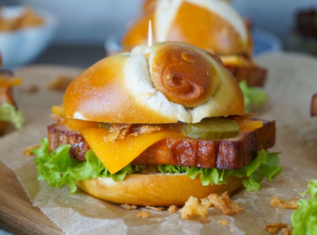 Mini-Laugen-Burger mit Leberkäse