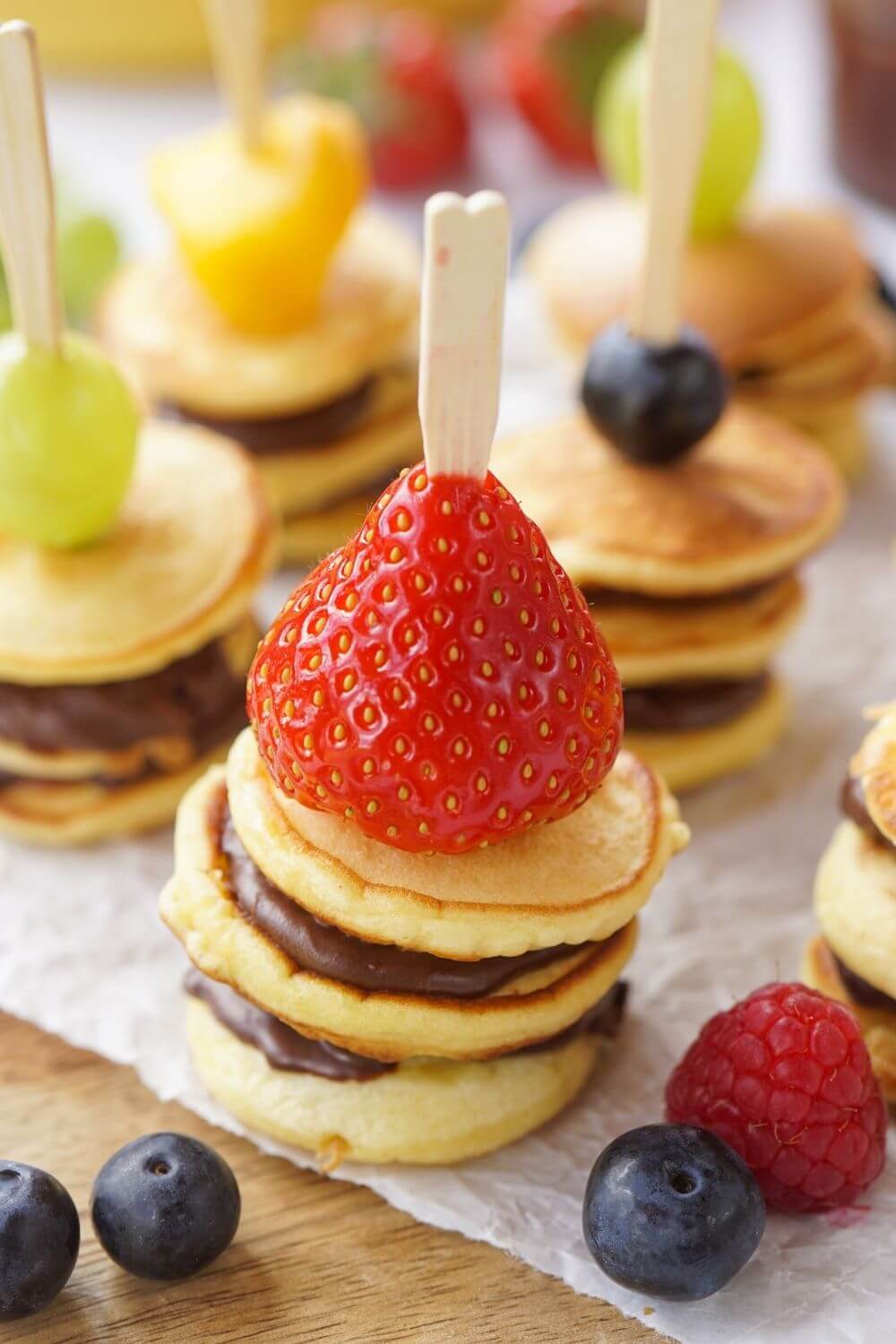 Rezept: Mini-Pancakes-Spieße mit Obst und Schokolade