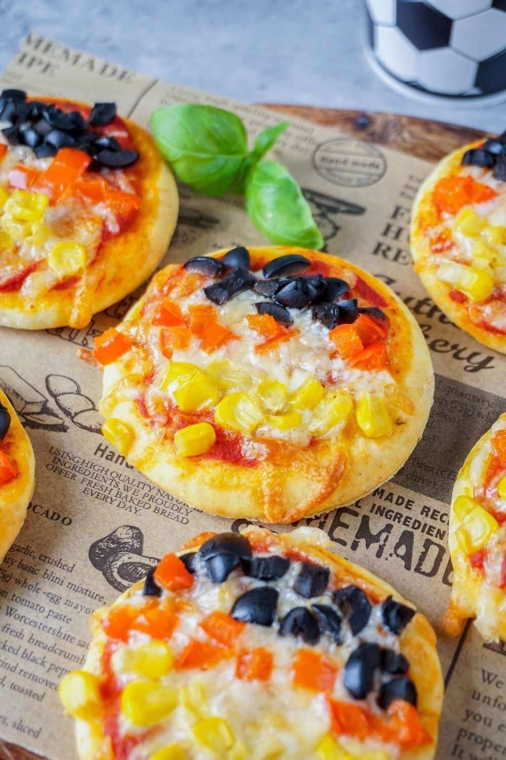 WM-Fingerfood 2026: Diese Mini-Pizzen in Schwarz-Rot-Gold sind eine leckere Idee für Fußball-Fans! WM-Fingerfood 2026: Diese Mini-Pizzen in Schwarz-Rot-Gold sind eine leckere Idee für Fußball-Fans!