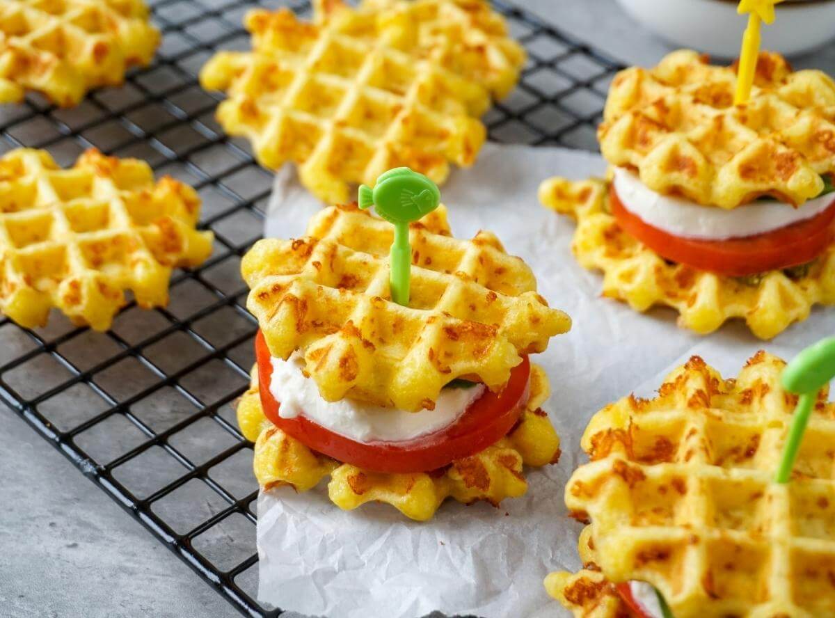 Mini-Waffelburger Tomate Mozzarella