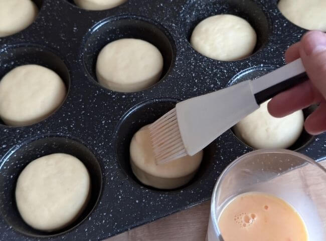 Mini-Burger Buns mit Ei bestreichen