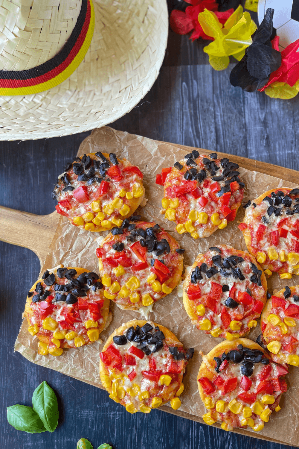 Mini-Pizza für Fussball-Fans in schwarz-rot-gold