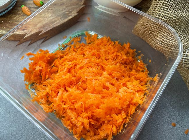 Möhrenkuchen Karotten reiben