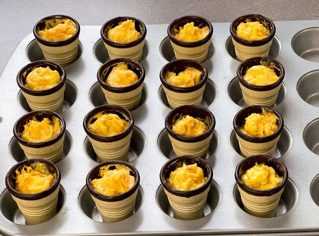 Möhrenmuffins Waffelbecher füllen