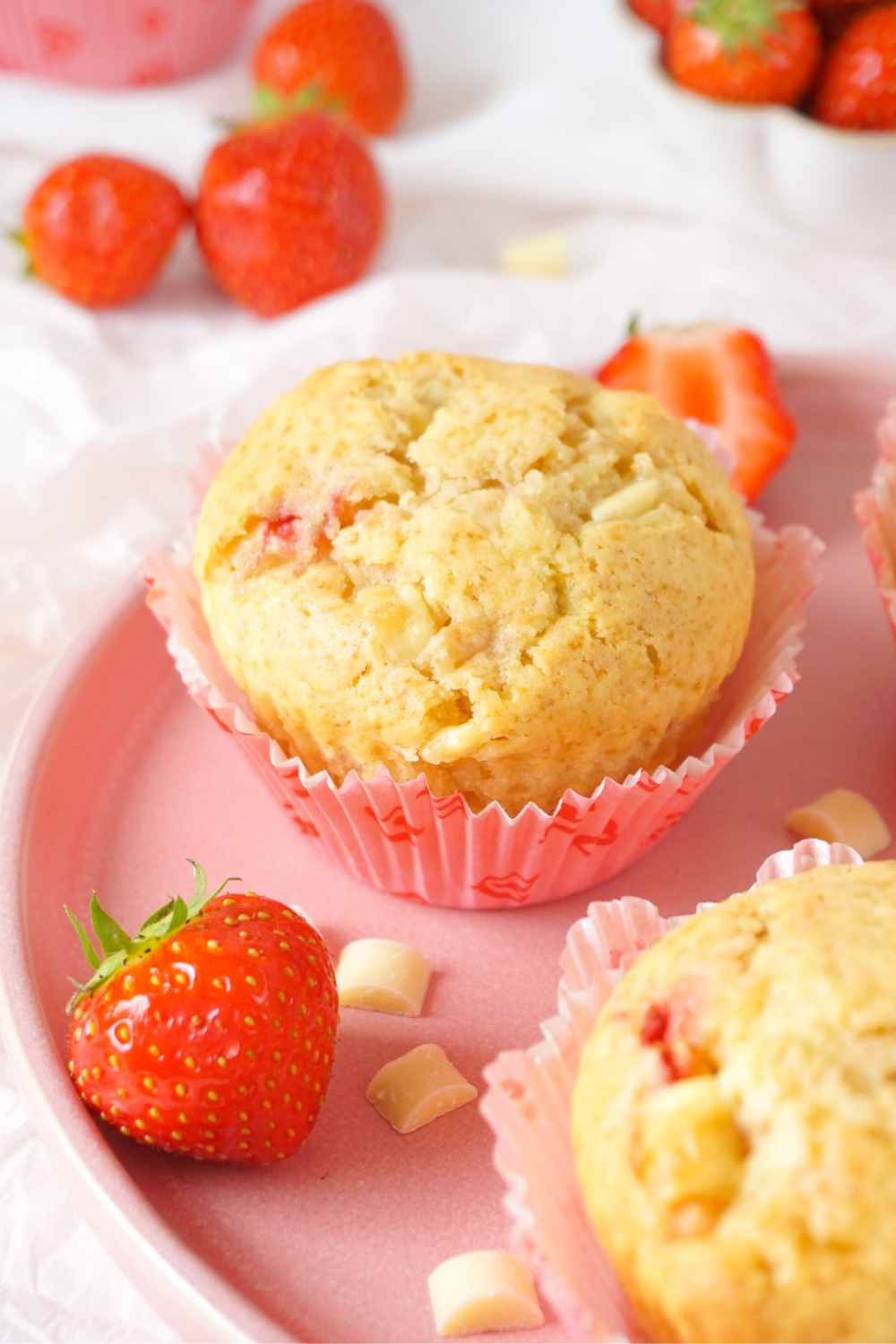 Erdbeer-Frischkäse-Muffins mit weißer Schokolade